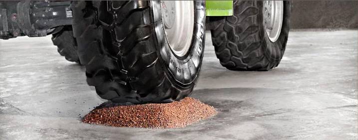 Schwerer Radlader im Einsatz auf einem Baugrund – verdeutlicht die extreme Lager­stabilität und Setzungs­sicherheit hochwertiger Bodensysteme und Dämm­körper.